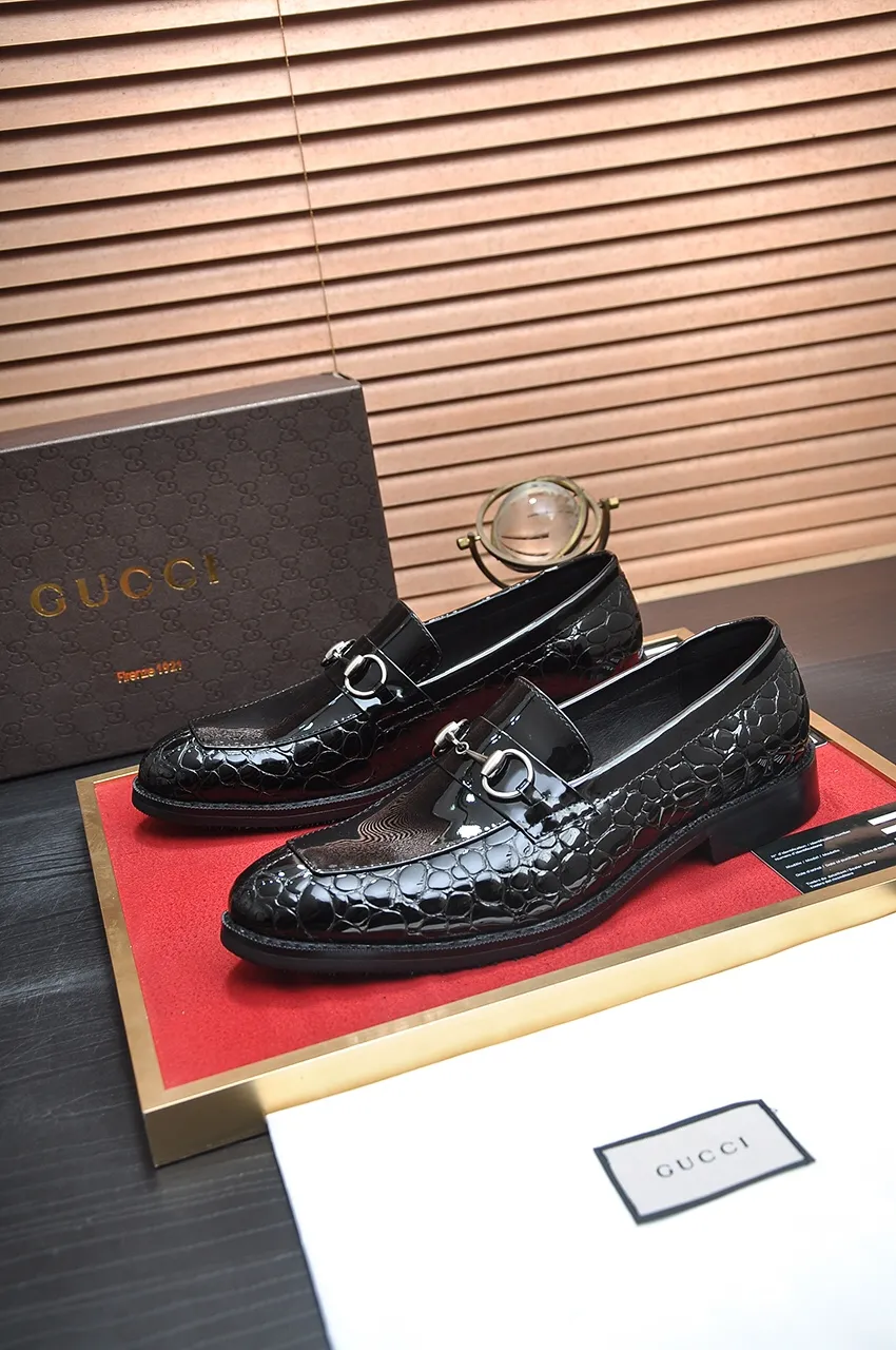 Men's shoes💰460💶Italy's top luxury men's shoe giant [GUCCI] has arrived in new style🍃Original European style🔰 Pleasant to the eye😍In order to make the shoes more durable and non-deformable🌀The production continues to follow traditional methods but there is still no lack of innovation💪The original sheepskin is chosen for the leather♻Smooth, natural and extra bright⭐Made of imported cowhide, the first choice of the rich 38-45 (45 customized)